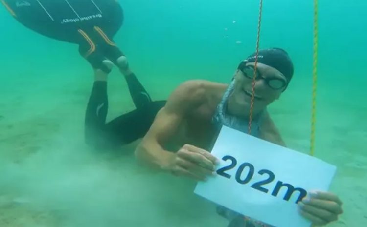 Diver Sets World Record in La Paz