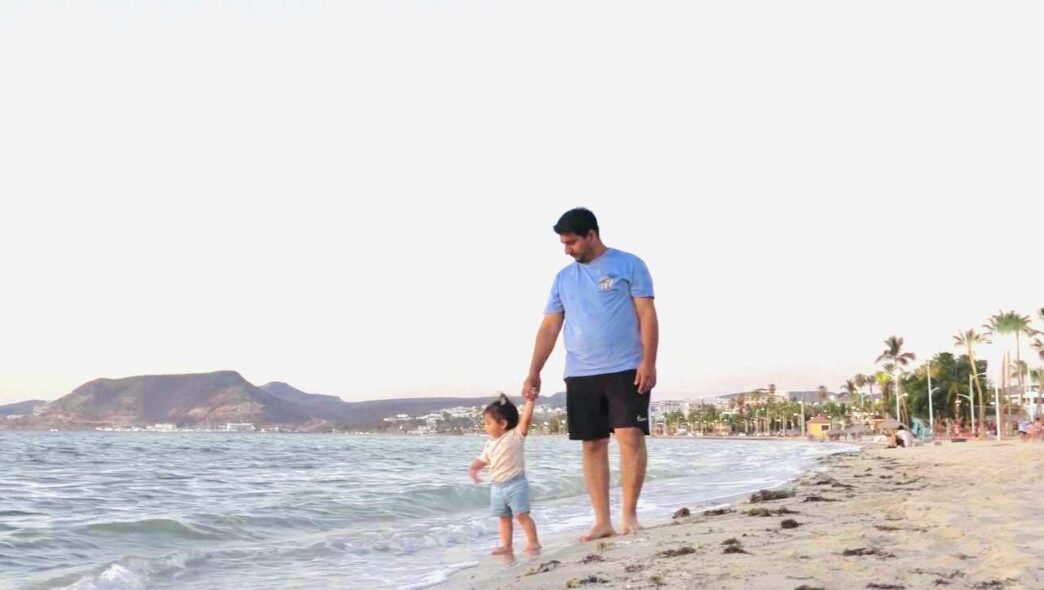 papa y bebe playa - Gringo Gazette