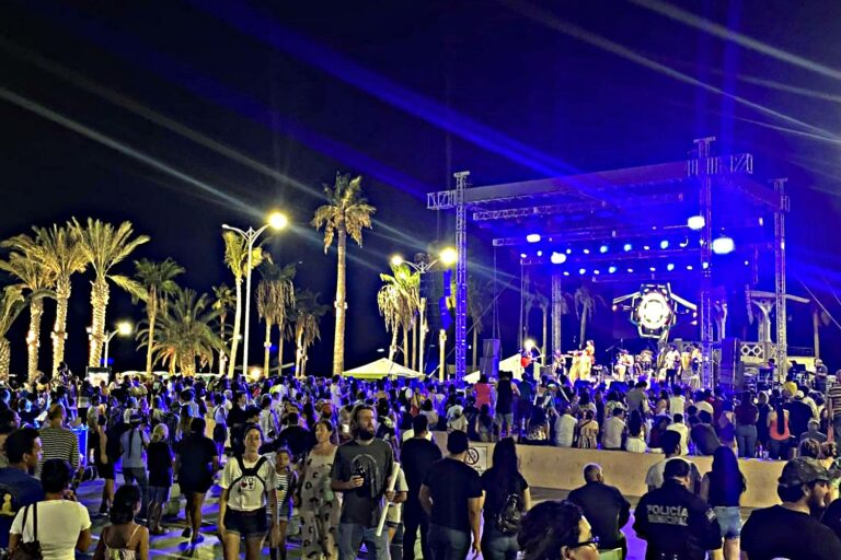noche-pegajosa-kiosco-malecon-la-paz-gente-1-768x512 - Gringo Gazette