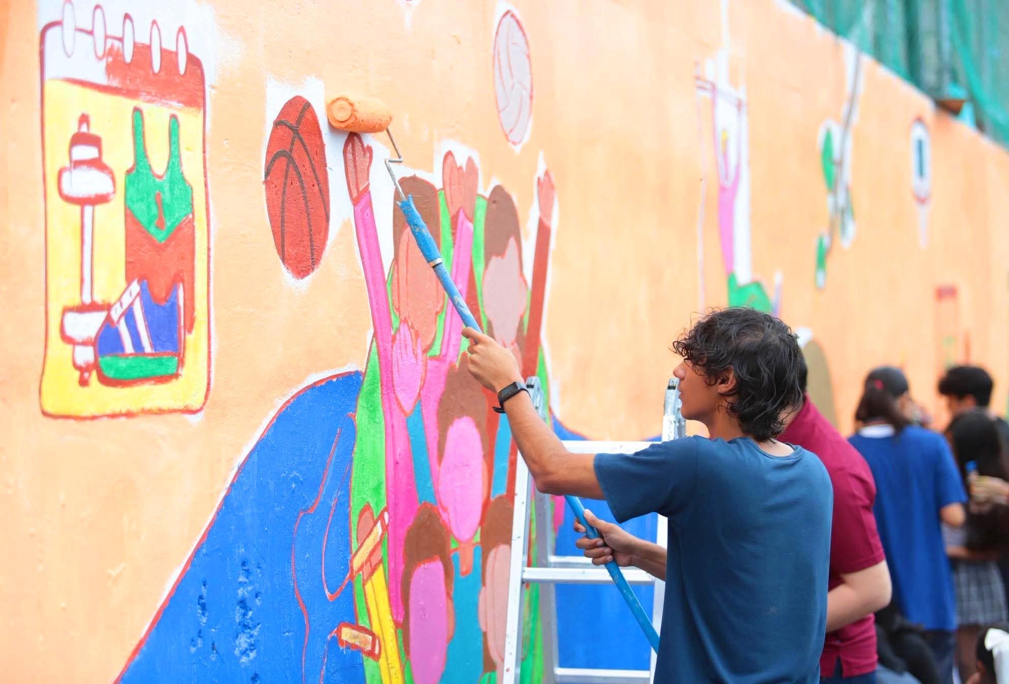 La Paz Students Paint Public Mural Promoting Peace