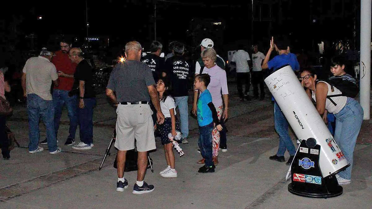 The Mira Group Will Offer Free Telescope Lessons on the Malecón in La Paz
