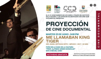 Poster de proyección de cine documental con textos en español: 'PROYECCIÓN DE CINE DOCUMENTAL' y 'ME LLAMABAN KING TIGER' junto a detalles de la cita y lugar. Foto de una persona levantando un trofeo a la izquierda.