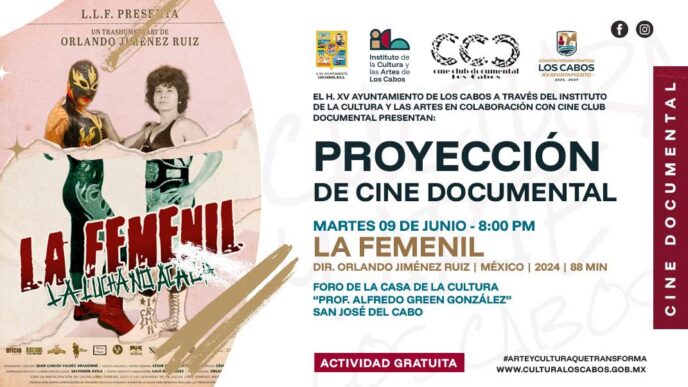 Poster for a documentary screening: left side shows vintage luchador artwork; right side announces 'PROYECCIÓN DE CINE DOCUMENTAL' with date/time and 'LA FEMENIL', 무료 (free) activity banner and sponsor logos visible.