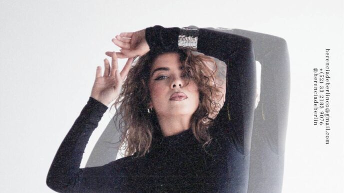 Poster promoting an event: a fashion model in a black dress poses with arms raised; large red 'KASSIE' text and 'HERENCIA DE BERLÍN' at top.