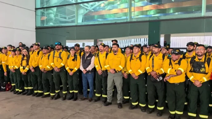Over 200 Mexican Firefighters Deploy to Canada